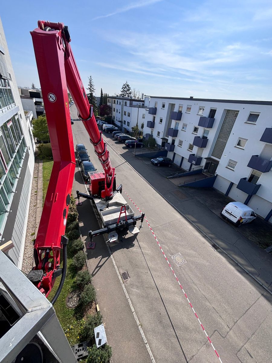 Arbeiten mit Hubarbeitsbühne an einer Gebäudefassade