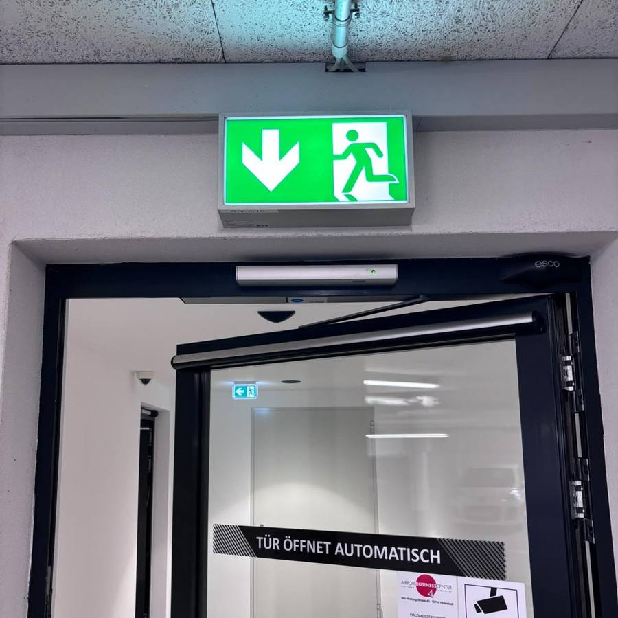 Feststellanlage mit Türschließer und Fluchtwegkennzeichnung
