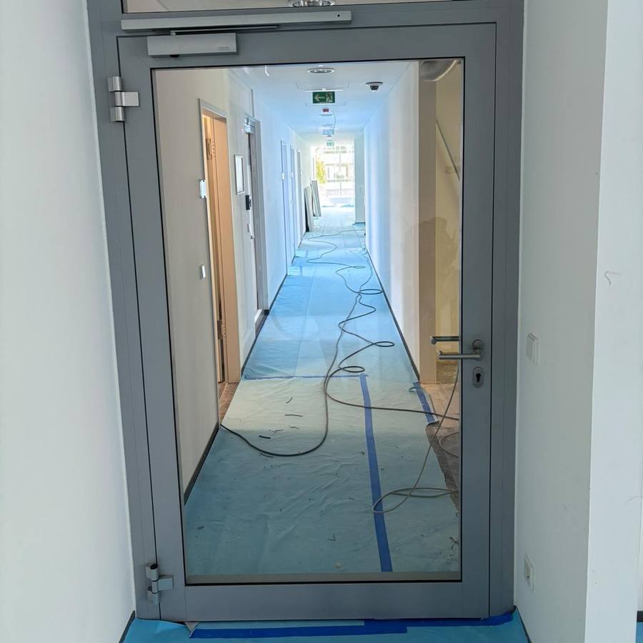 Feststellanlage über einer Aluminium-Brandschutztür