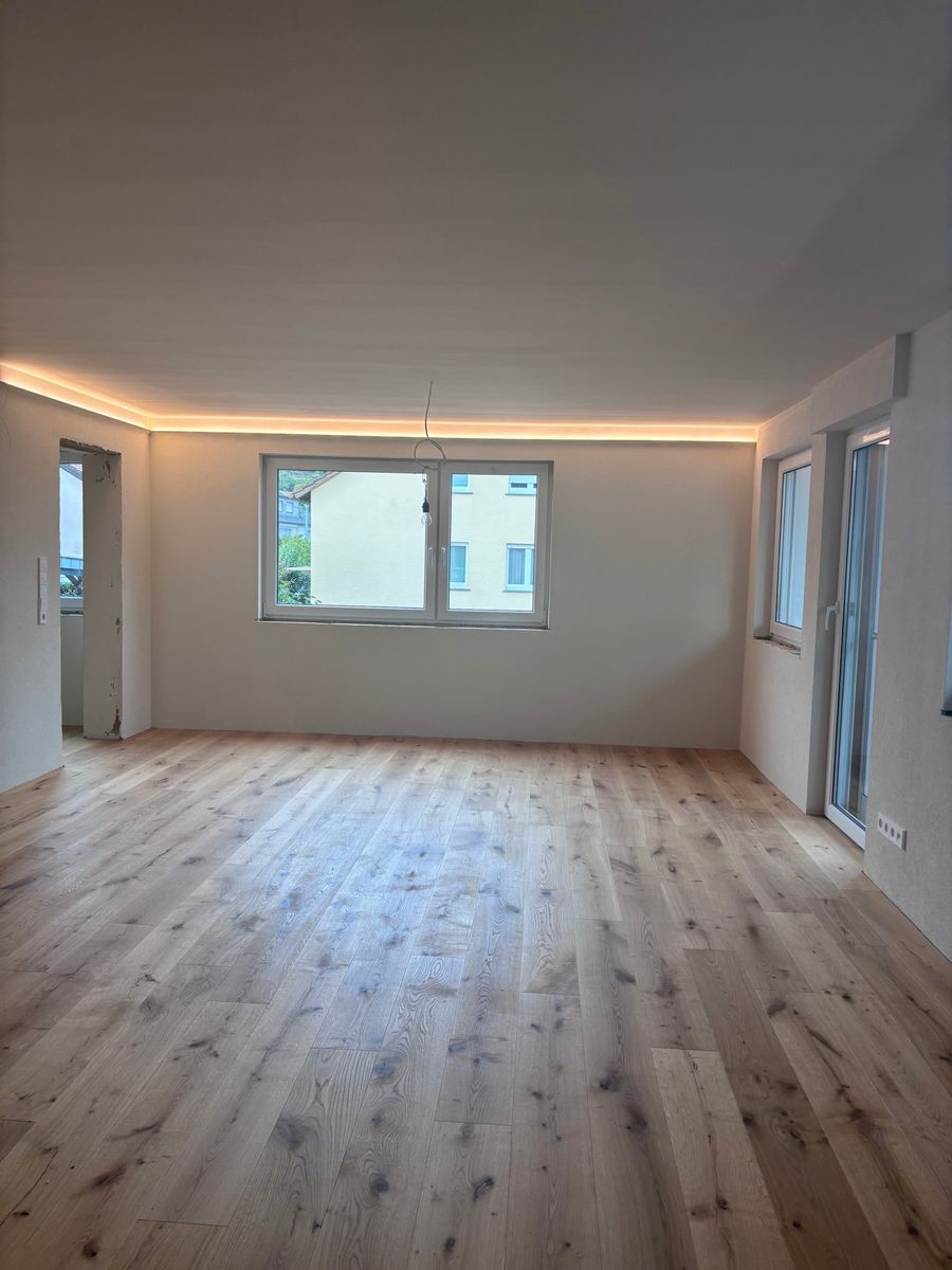 Frisch verlegter Parkettboden in einem Wohnraum