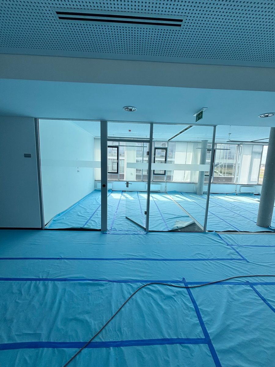 Glastrennwand mit Ganzglastür in einem Bürogebäude