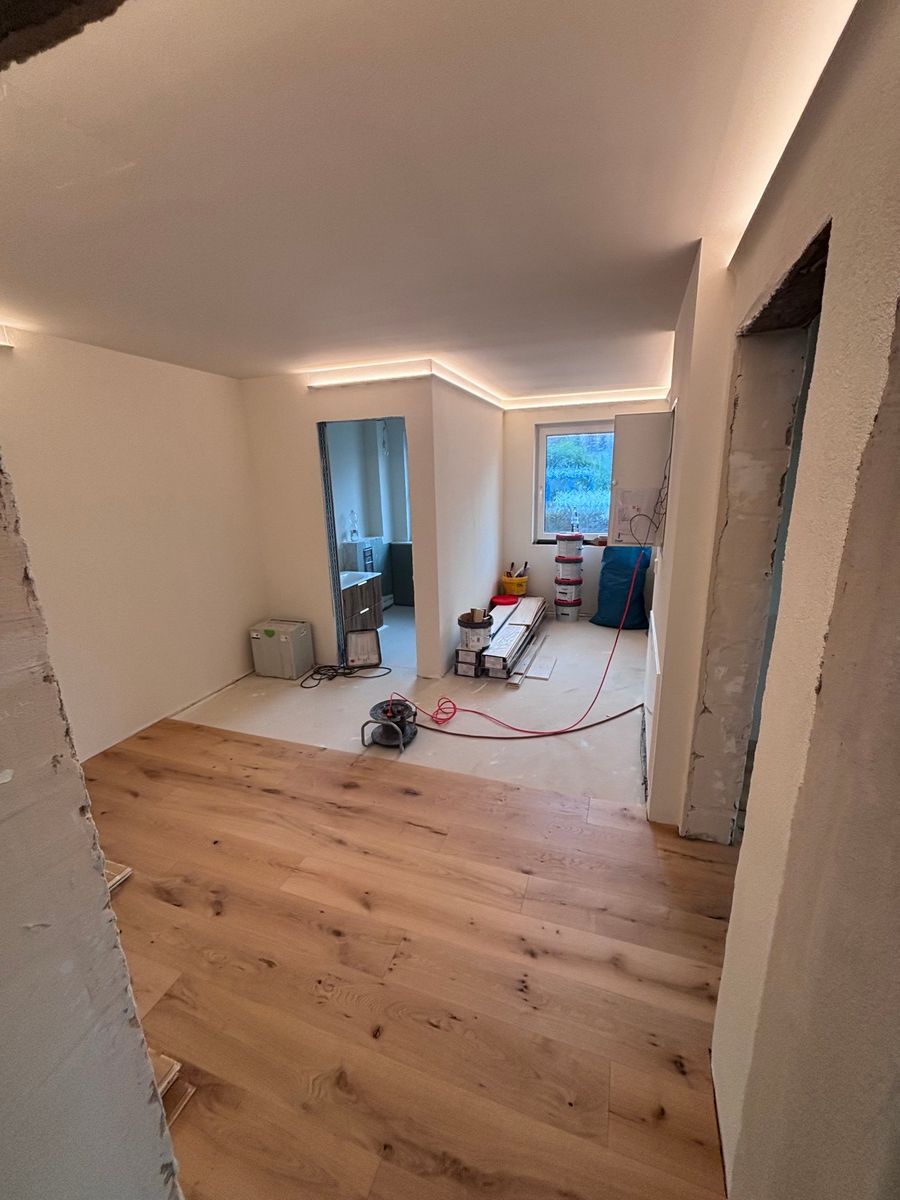 Parkettverlegung während der Ausführung auf der Baustelle