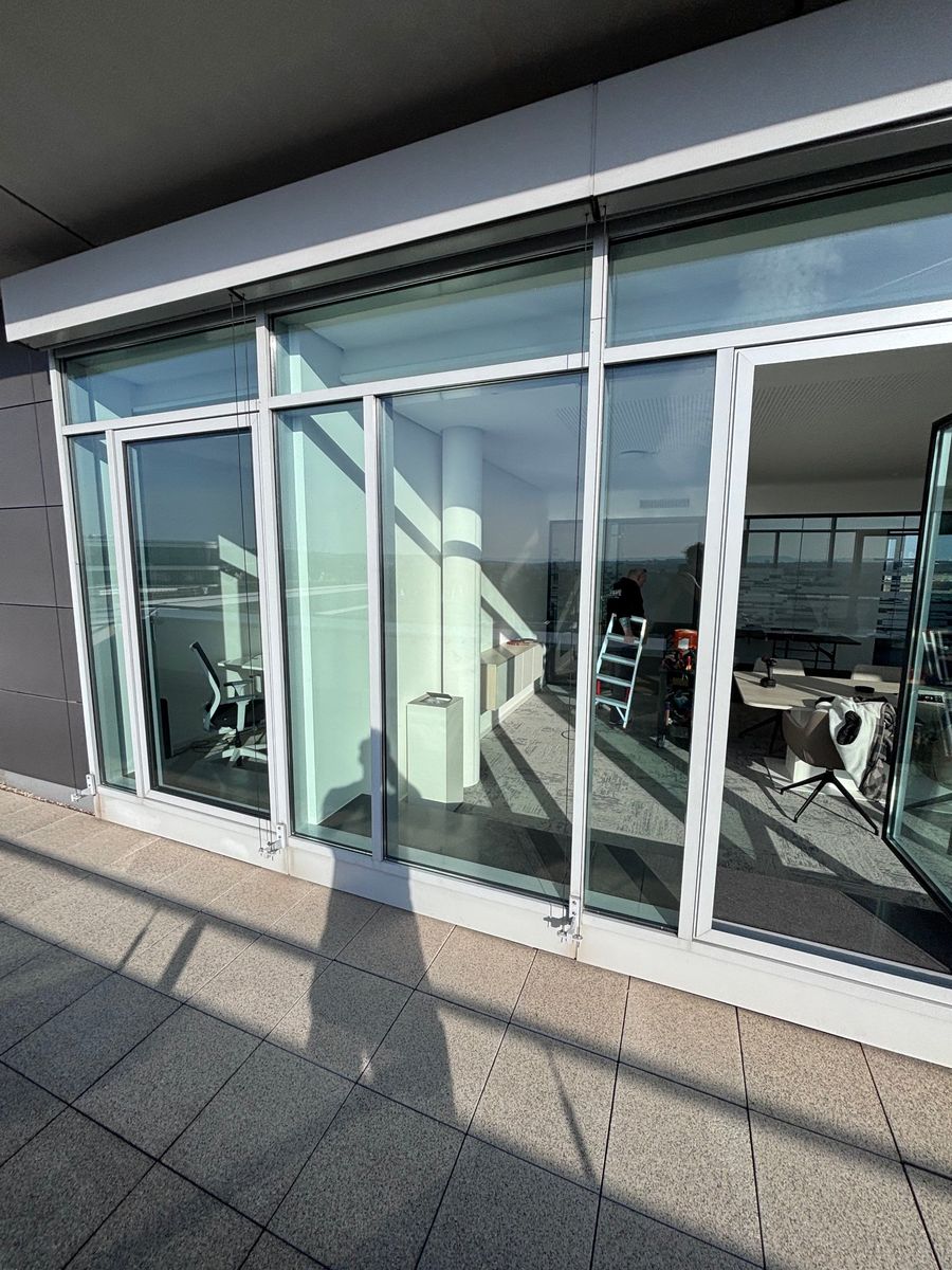 Verglaste Fassade mit Fenstertüren zur Dachterrasse